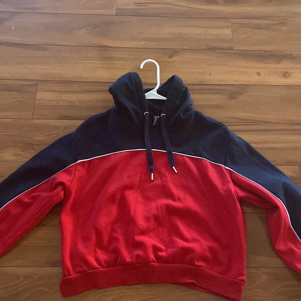 Cropped black and red hoddie - Picture 3 of 4